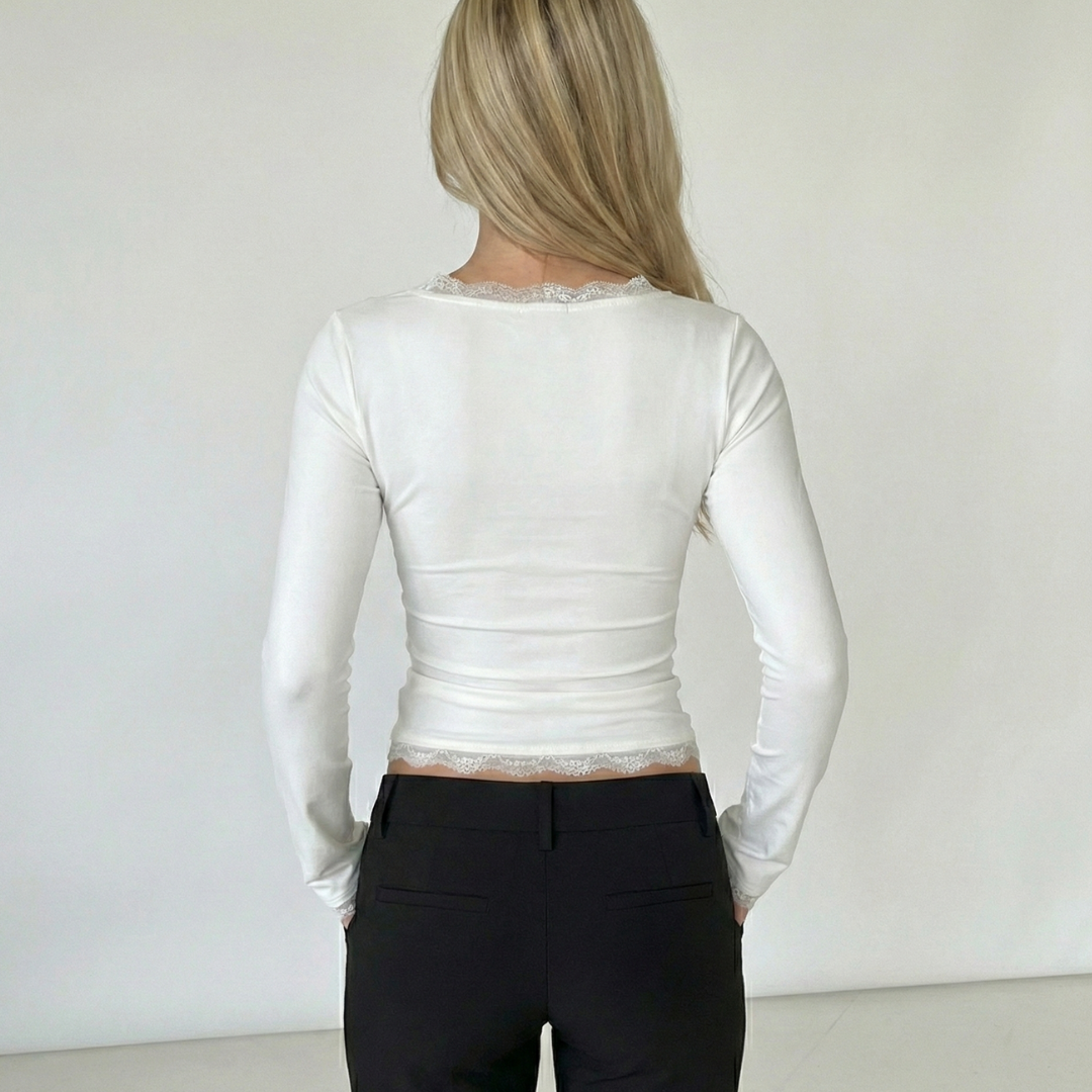 ASTRID | Topp med spetsdetaljer